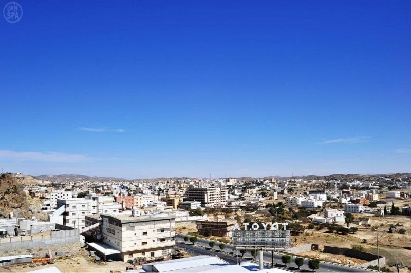 قصة مصورة .. الضباب يكسو أرض النماص ببياضه الأخّاذ