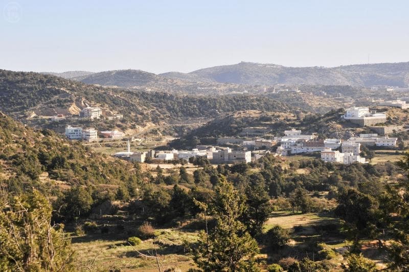 قصة مصورة .. الضباب يكسو أرض النماص ببياضه الأخّاذ