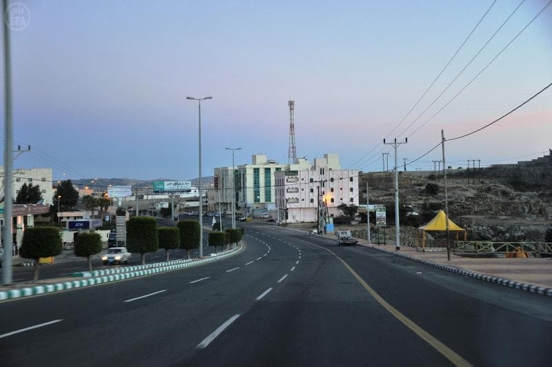 قصة مصورة .. الضباب يكسو أرض النماص ببياضه الأخّاذ