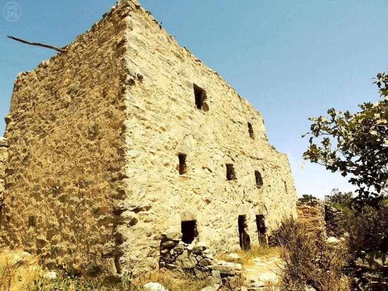 قصة مصورة .. الضباب يكسو أرض النماص ببياضه الأخّاذ