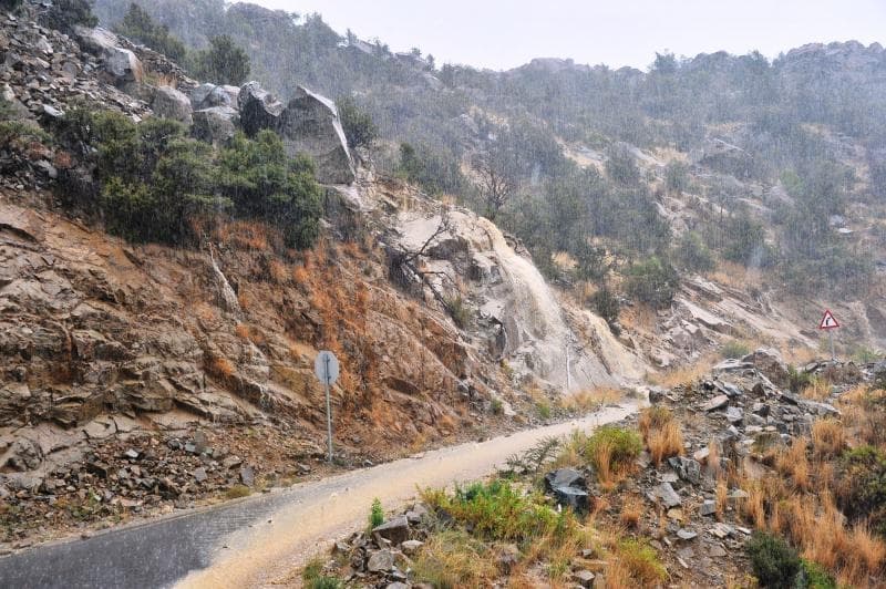 قصة مصورة .. الضباب يكسو أرض النماص ببياضه الأخّاذ