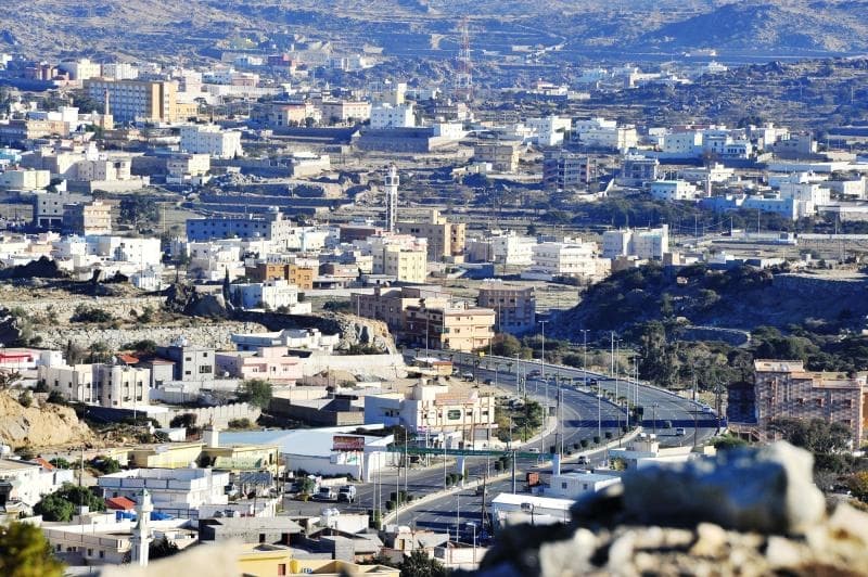 قصة مصورة .. الضباب يكسو أرض النماص ببياضه الأخّاذ