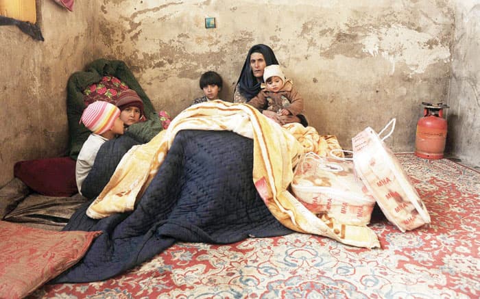ناس وناس: امرأة أفغانية وأطفالها الثلاثة تلقوا مساعدة عبارة عن بطانيات لتقيهم من الطقس البارد