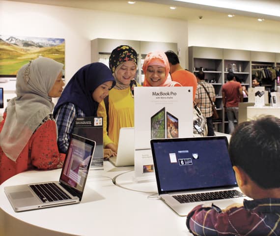 متسوقون في متجر إلكترونيات في جاكرتا