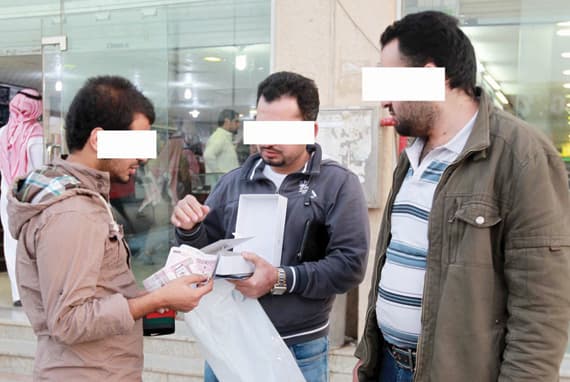 ترحيل وافدين يسوّقون «شرائح مسبقة الدفع» بأرقام إقاماتهم