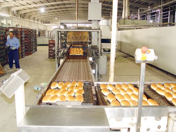 سعوديات ينافسن العمالة «الوافدة» في خطوط إنتاج المخابز