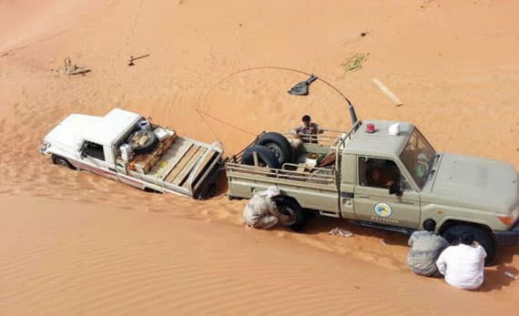 إنقاذ سعوديين علقا في رمال الربع الخالي 4 أيام