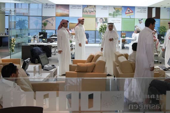 مصرفيون: التوظيف الحكومي والمنافسة يزيدان تسرب موظفي البنوك المحلية