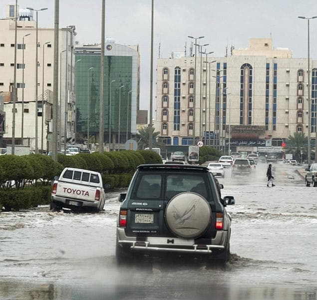 قصة مصورة .. استمرار تعليق الدراسة في تبوك.. والدفاع المدني ينقذ 23 شخصا