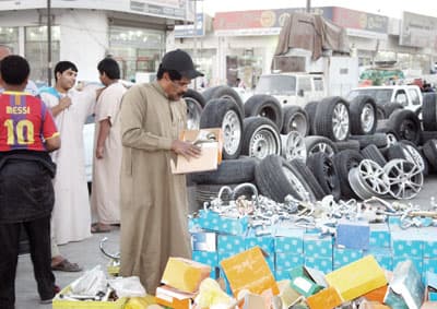 في حراج بن قاسم.. كل شيء يباع بعشوائية