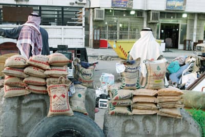 في حراج بن قاسم.. كل شيء يباع بعشوائية