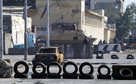 موكب رئيس الوزراء المصري يتعرض للرشق بالحجارة