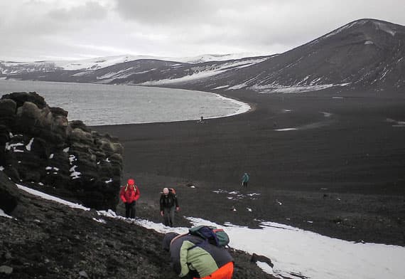 قصة مصورة : البروفيسور "ابن لعبون" .. جيولوجي سعودي في القارة القطبية الجنوبية