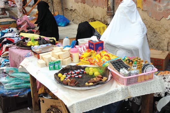 شارع منصور.. هيمنة إفريقية وتناقضات أبرزها «جوزة الكولا»