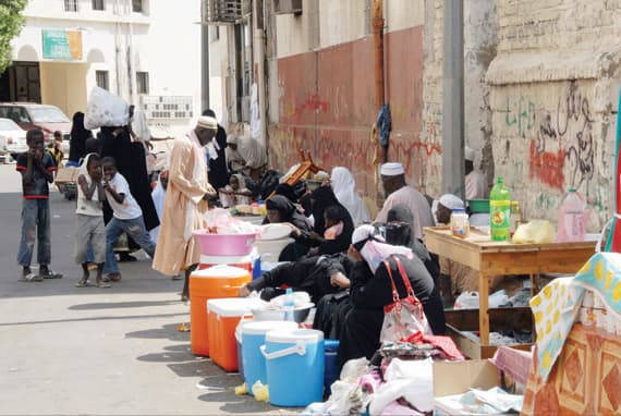 شارع منصور.. هيمنة إفريقية وتناقضات أبرزها «جوزة الكولا»