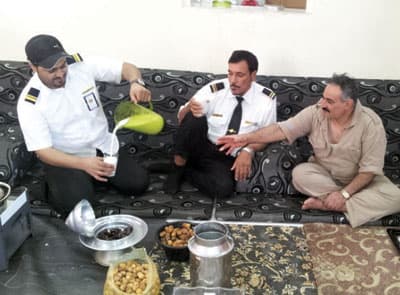 حليب النوق والتمر طعام مفضل للمناوبين في أعمالهم