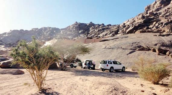 دراسات جيولوجية وعينات صخرية في رنية