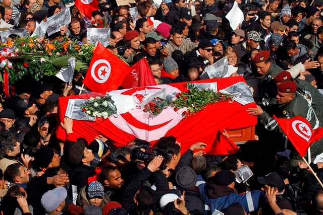 اشتباك بين الشرطة التونسية ومشيعي جنازة شكري بلعيد