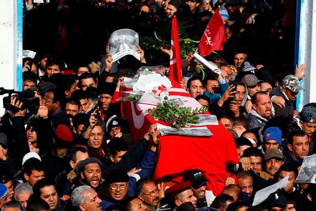 اشتباك بين الشرطة التونسية ومشيعي جنازة شكري بلعيد