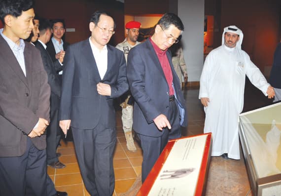 وزير الدفاع الكوري يزور المتحف الوطني ويشيد بمقتنياته
