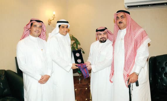 مطوفو مؤسسة جنوب شرق آسيا يكرّمون رئيسهم