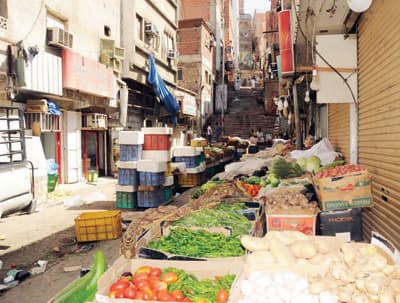 «النكاسة» .. عشوائية ومنتجات منتهية الصلاحية