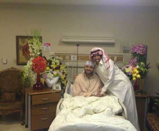 فايز المالكي يطمئن على الفنان يوسف الجراح بعد إجرائه العملية الجراحية