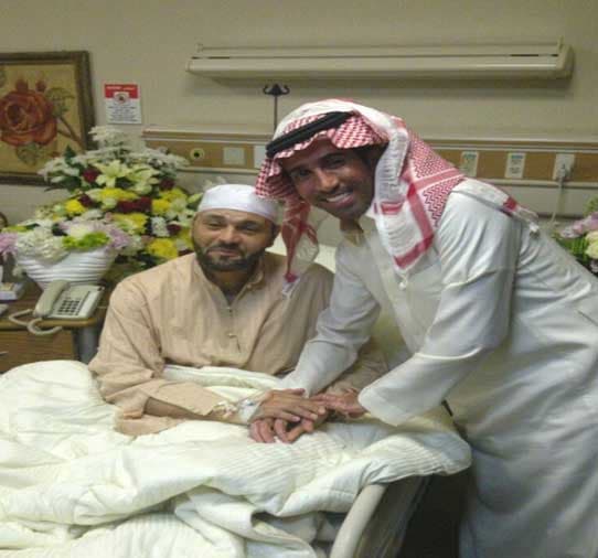 فايز المالكي يطمئن على الفنان يوسف الجراح بعد إجرائه العملية الجراحية