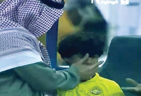 تركي يذرف.. والوالد يرد: ستفرح قريباً