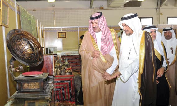 أمير المدينة المنورة يستعرض  مشاريع ينبع التنموية
