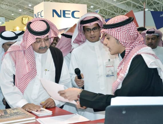 طالب سعودي يبتكر طريقة جديدة لإعادة تدوير الورق