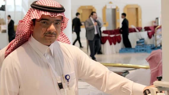 طبيب سعودي يحذر من استخدام جهاز الفيمتوليزر لجراحة الماء الأبيض