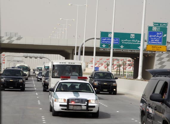 قصة مصورة : افتتاح مشروع امتداد طريقي أبي بكر والعروبة عبر القاعدة الجوية