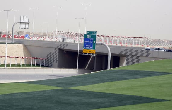 قصة مصورة : افتتاح مشروع امتداد طريقي أبي بكر والعروبة عبر القاعدة الجوية