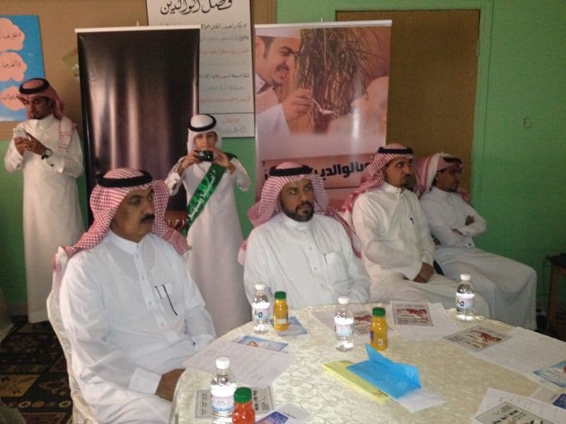 قصة مصورة : مدرسة إبراهيم بن محمد تحث على "بر الوالدين"