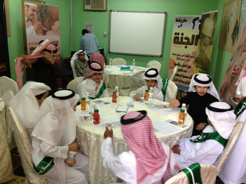 قصة مصورة : مدرسة إبراهيم بن محمد تحث على "بر الوالدين"