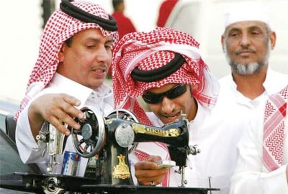 السعوديين يتذكرون مكائن سنجر في يوم كذبة ابريل