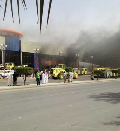 الدفاع المدني يباشر حريقاً في  أسواق الهرم بلازا شرق الرياض - فيديو