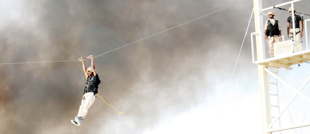 قصة مصورة.. استعراض تشكيلات الصاعقة ومكافحة الإرهاب