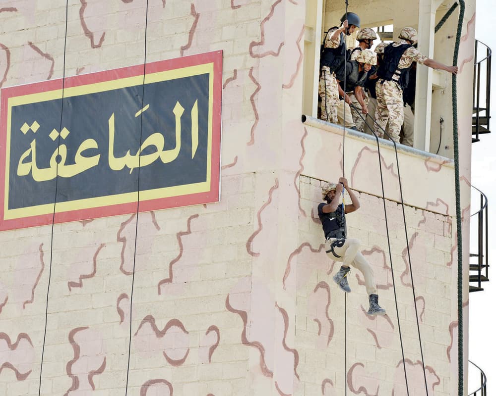 قصة مصورة.. استعراض تشكيلات الصاعقة ومكافحة الإرهاب