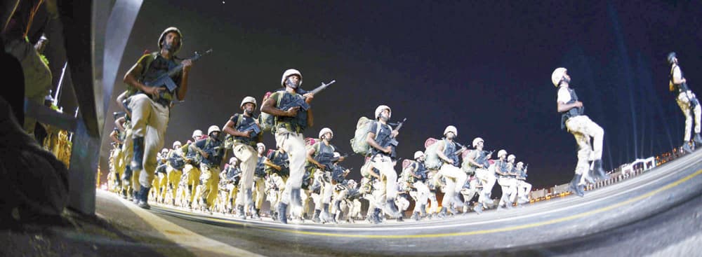 قصة مصورة.. استعراض تشكيلات الصاعقة ومكافحة الإرهاب