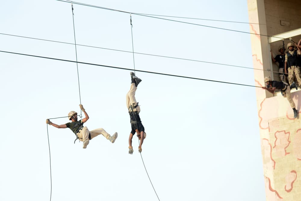 قصة مصورة.. استعراض تشكيلات الصاعقة ومكافحة الإرهاب