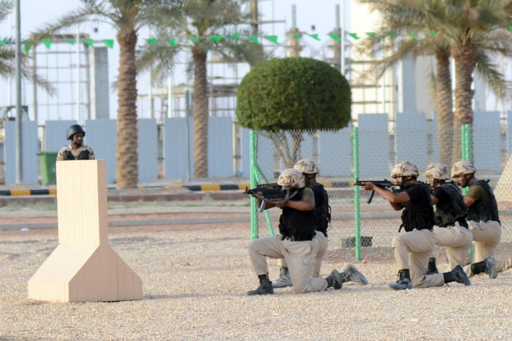 قصة مصورة.. استعراض تشكيلات الصاعقة ومكافحة الإرهاب