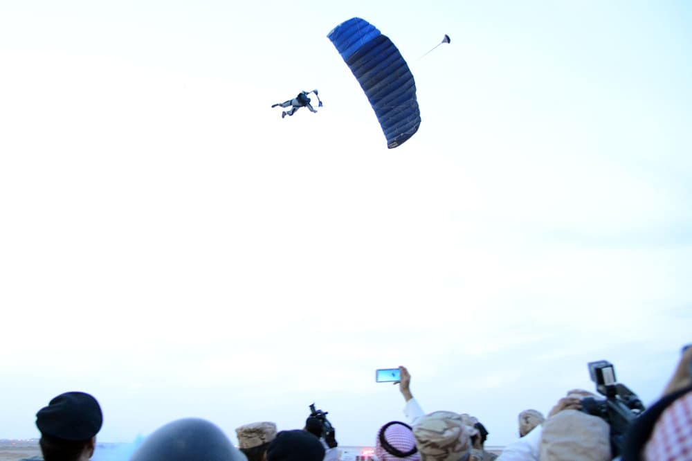 قصة مصورة.. استعراض تشكيلات الصاعقة ومكافحة الإرهاب