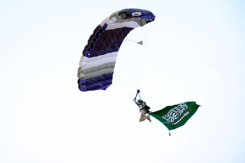 قصة مصورة.. استعراض تشكيلات الصاعقة ومكافحة الإرهاب