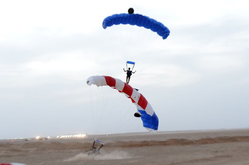 قصة مصورة.. استعراض تشكيلات الصاعقة ومكافحة الإرهاب