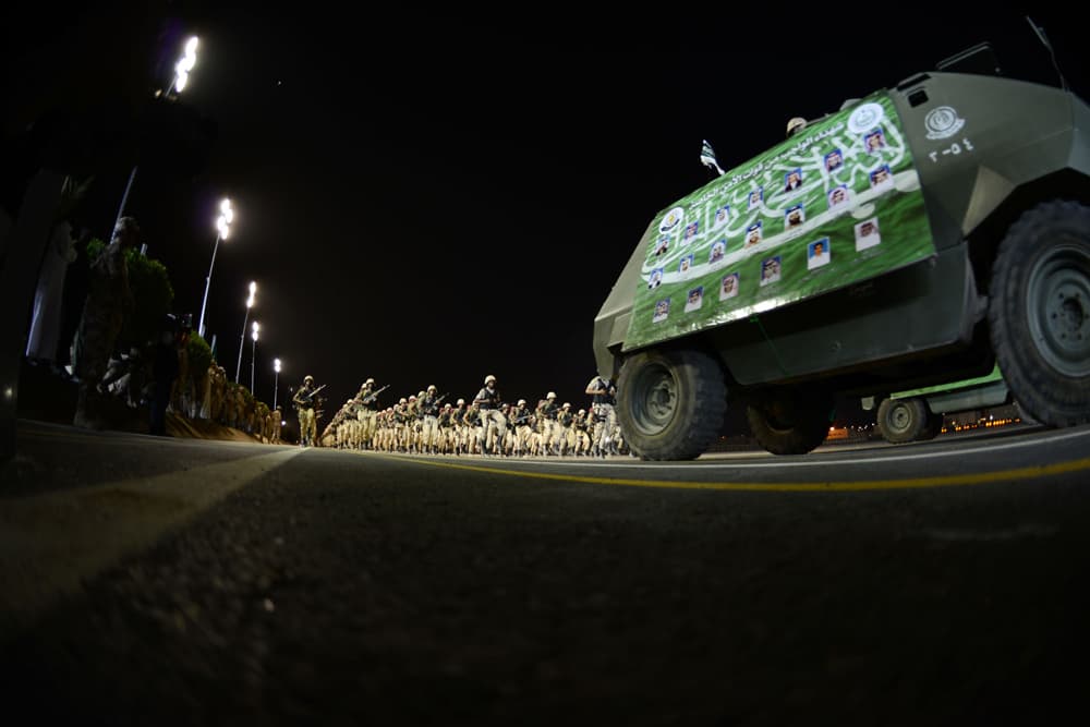 قصة مصورة.. استعراض تشكيلات الصاعقة ومكافحة الإرهاب