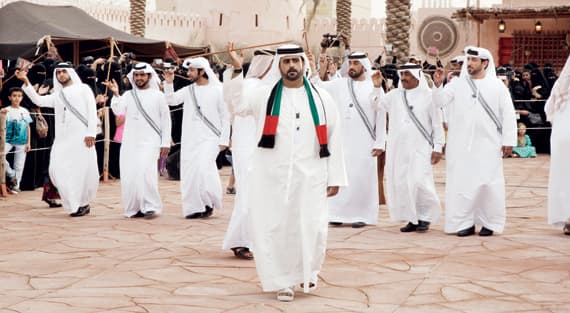 «الفرح والحرب» يمتزجان في رقصة اليولة الإماراتية