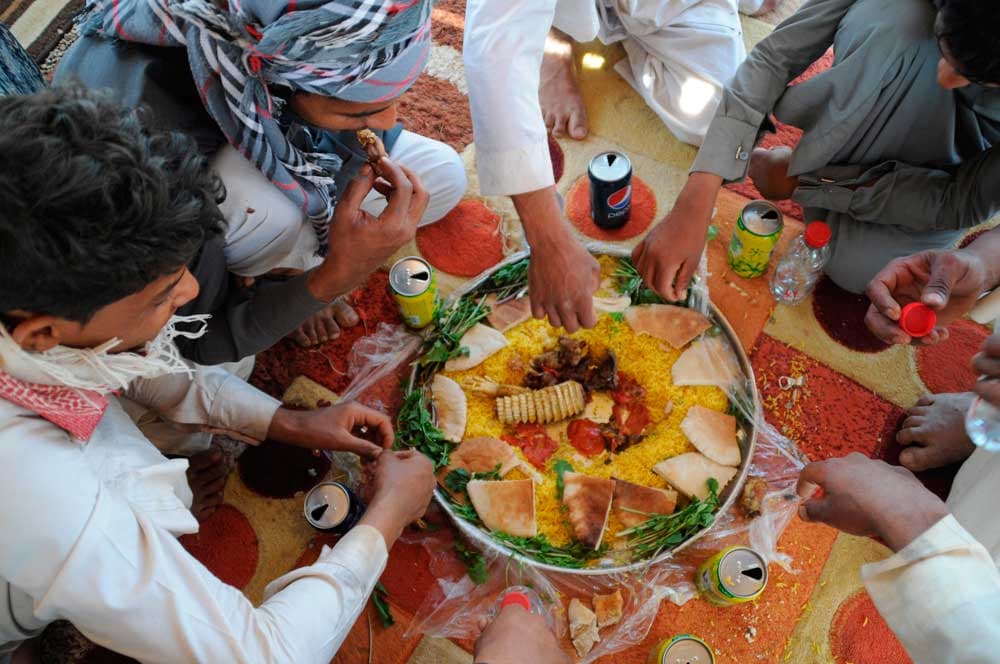 قصة مصورة: شبان يطاردون  الضبان في صحراء تبوك