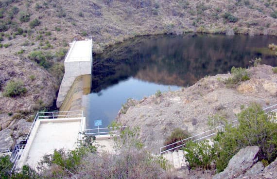 فيضان سد وادي العقيق للمرة الأولى بعد 26 سنة من إنشائه